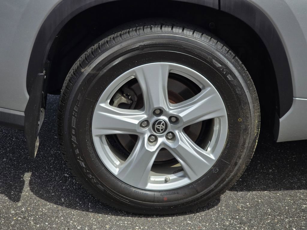 Used 2021 Toyota Highlander LE image 11