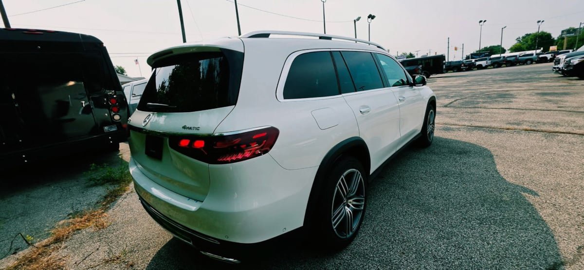 Used 2024 Mercedes-Benz GLS 450 4MATIC image 3
