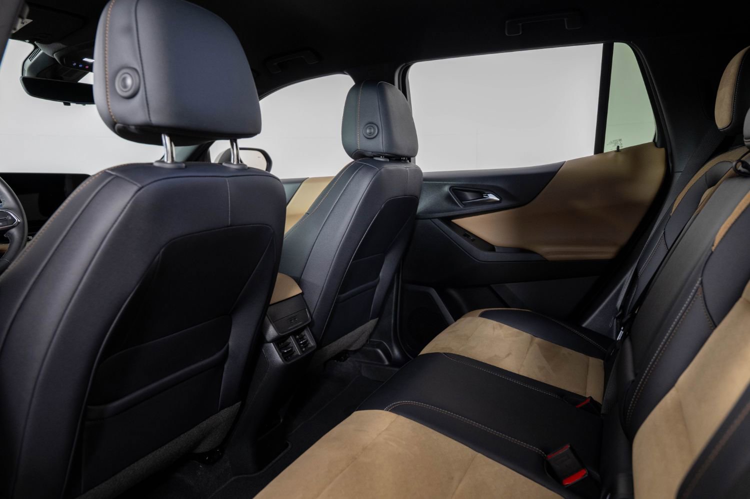 Used 2025 Chevrolet Equinox ACTIV w/ Safety and Technology Package image 21