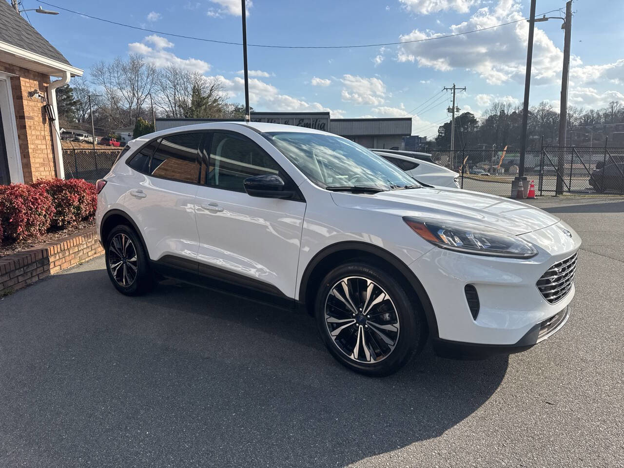 Used 2022 Ford Escape SE w/ SE Sport Appearance Package image 6