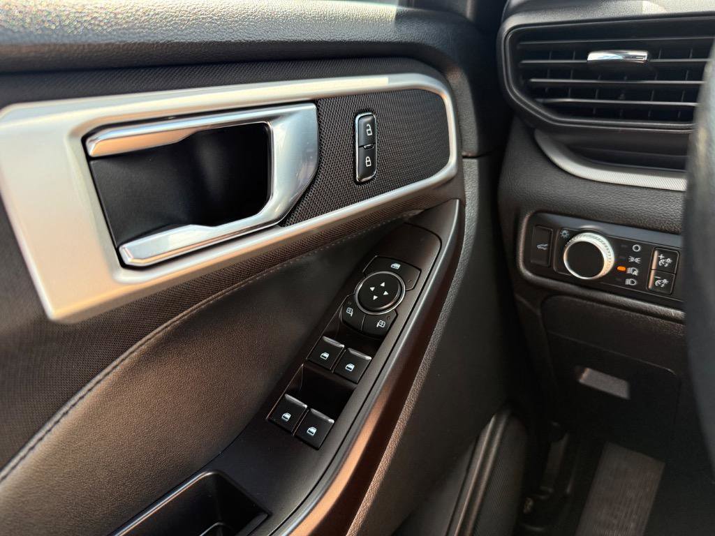 Used 2020 Ford Explorer XLT image 27