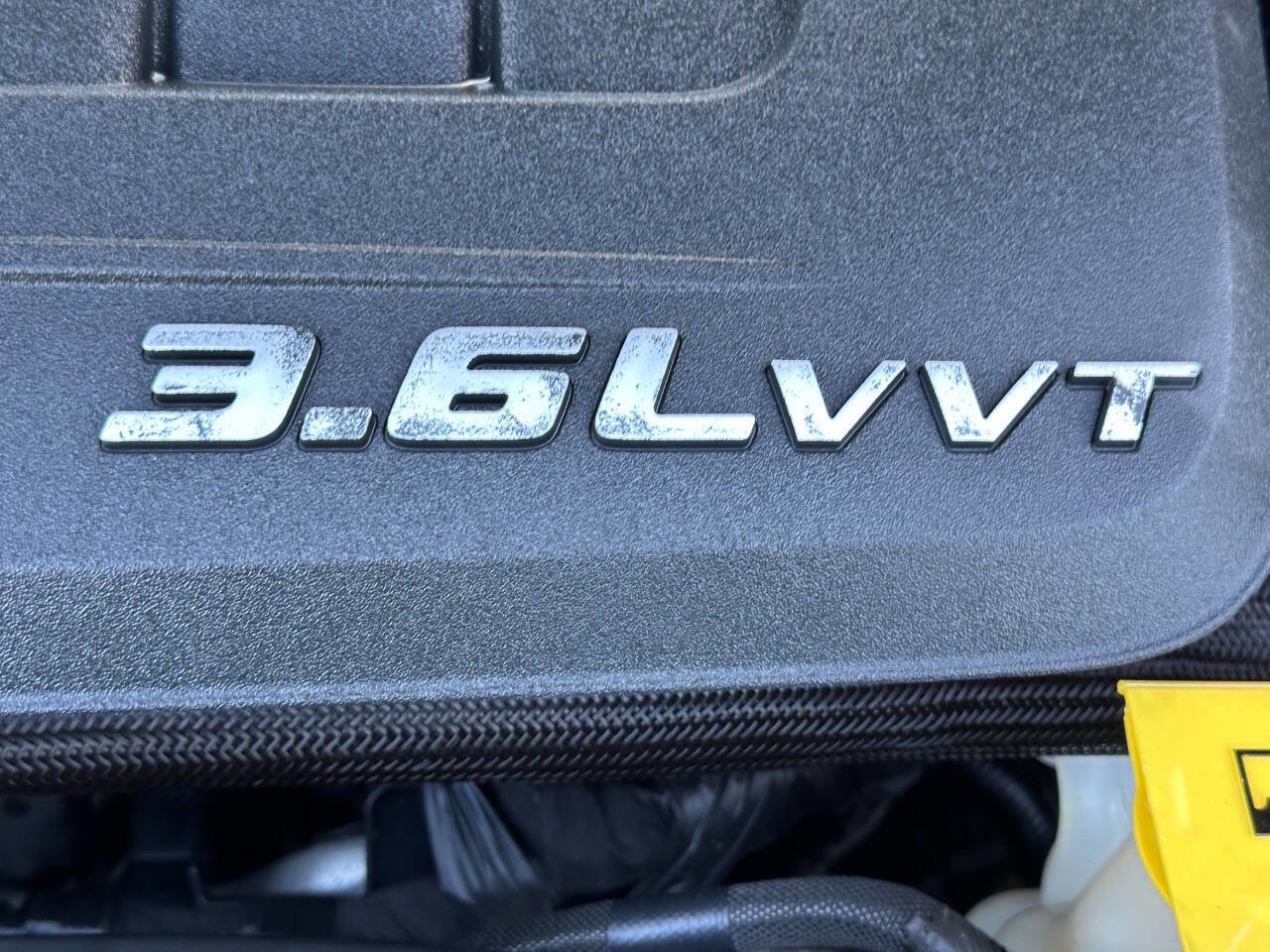 Used 2015 Chrysler Town & Country Limited image 33