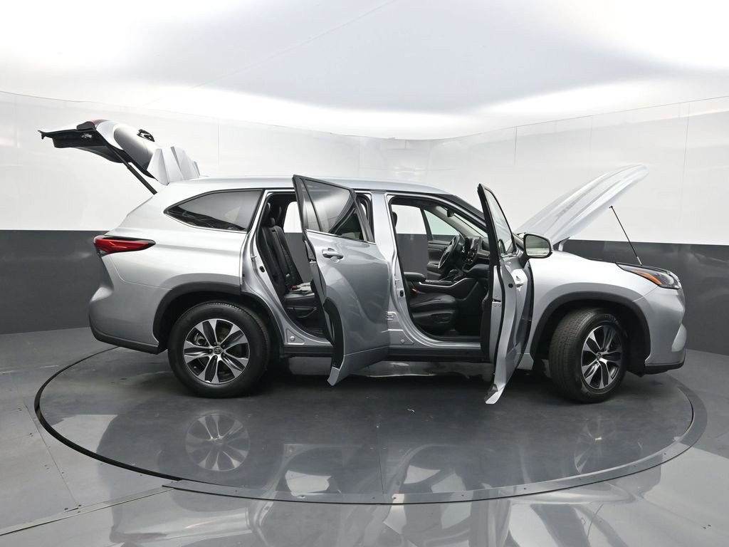 Used 2022 Toyota Highlander XLE image 38