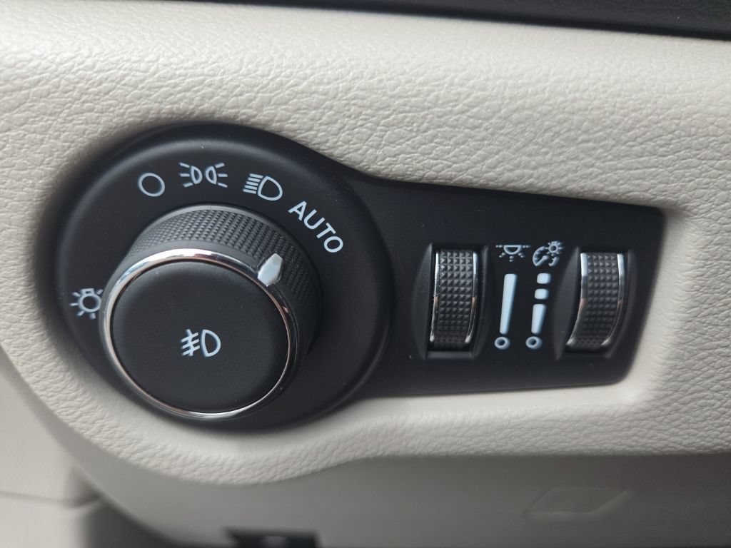 Used 2024 Chrysler Pacifica Touring-L FWD image 22