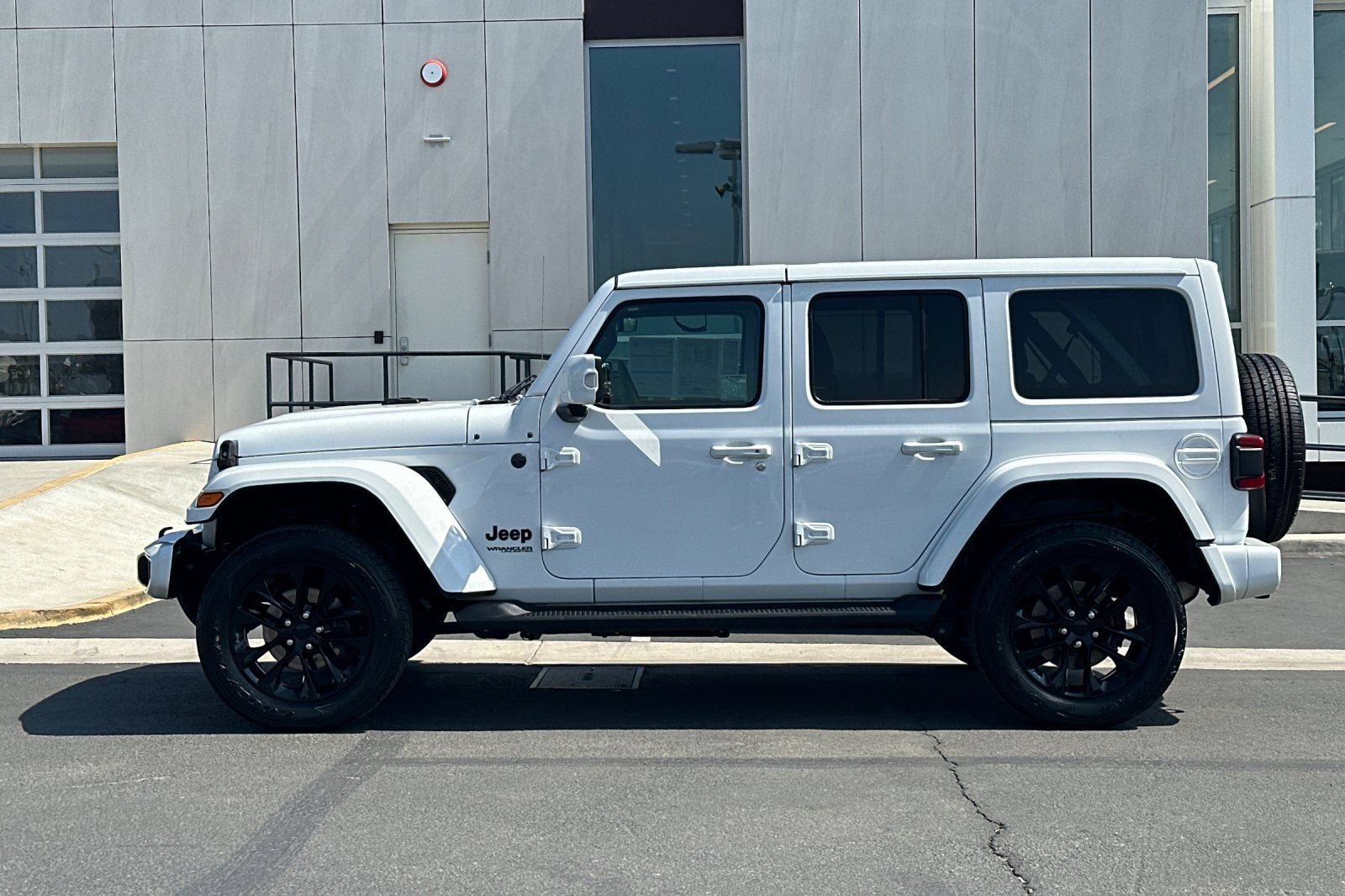 Used 2022 Jeep Wrangler Unlimited Sahara AWD/4WD image 6