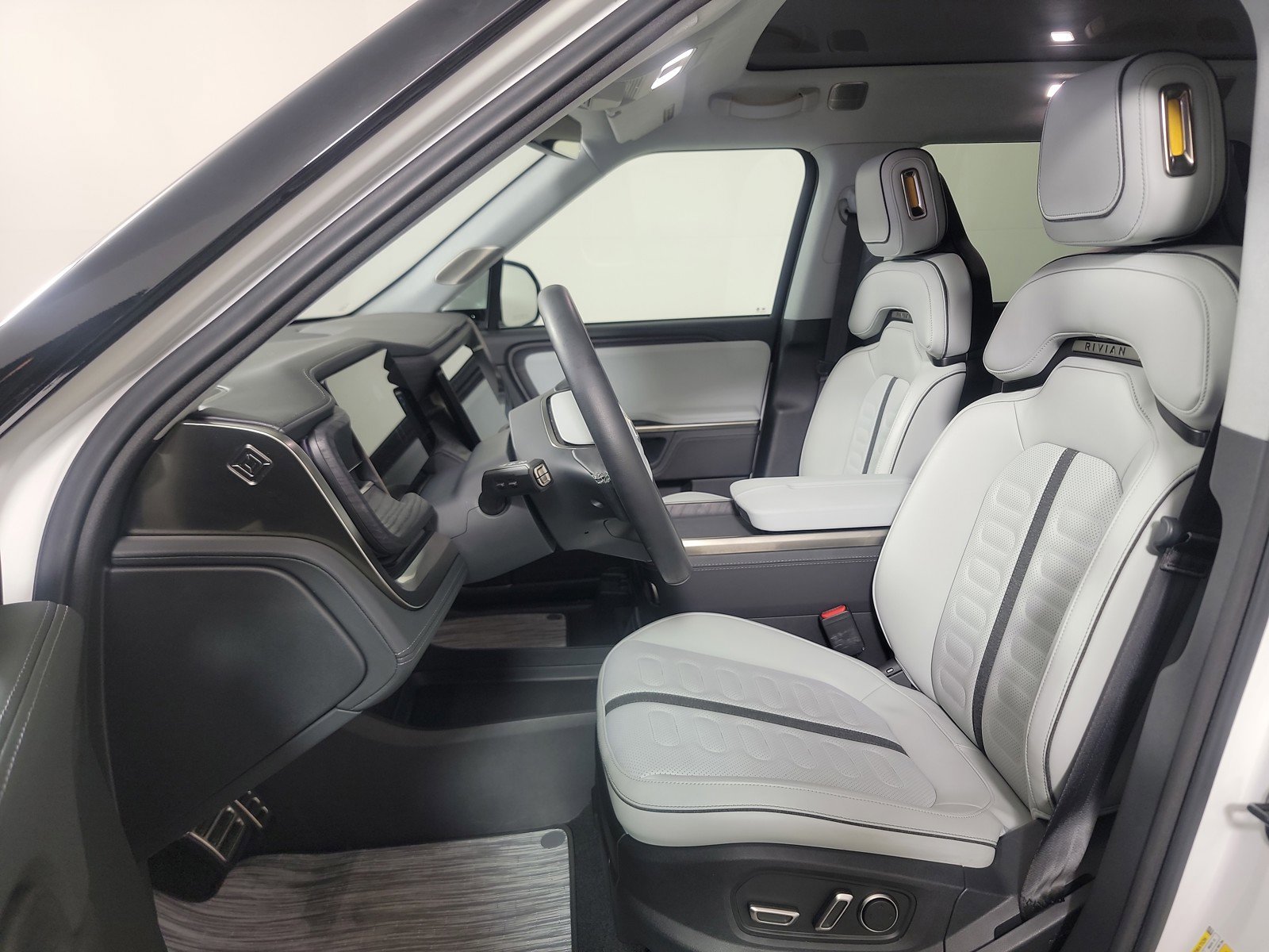 Used 2024 Rivian R1S Adventure AWD/4WD image 21