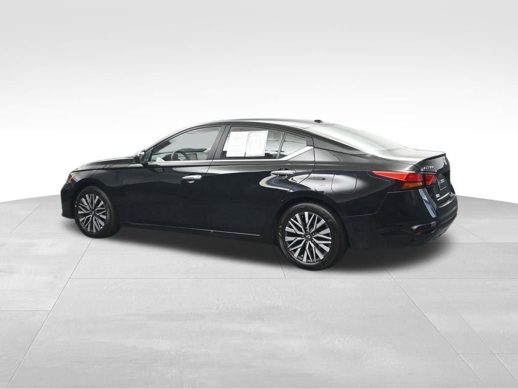 Used 2025 Nissan Altima 2.5 SV FWD image 3