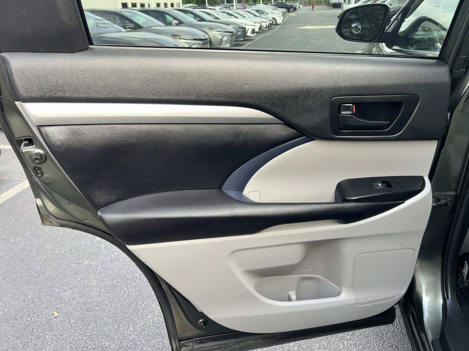 Used 2019 Toyota Highlander Plus FWD image 11