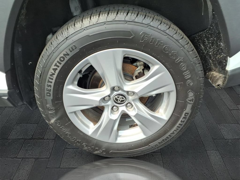 Used 2022 Toyota RAV4 XLE w/ Convenience Package AWD/4WD image 12