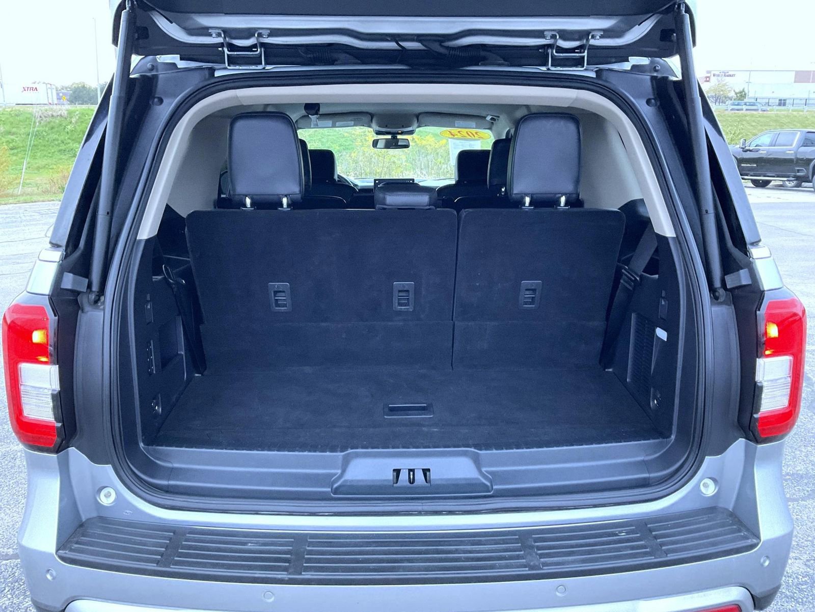 Used 2024 Ford Expedition XLT image 22