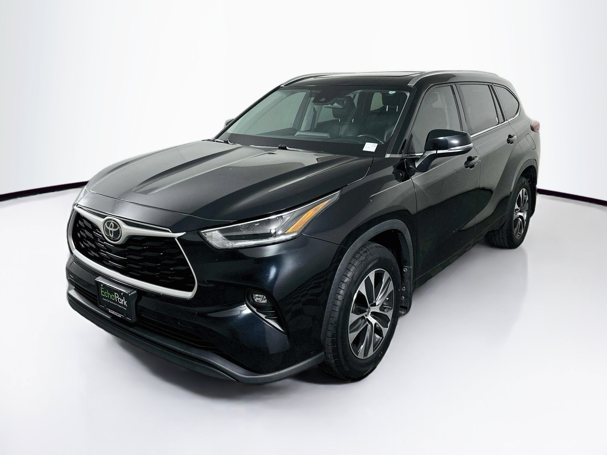 Used 2021 Toyota Highlander XLE FWD image 3