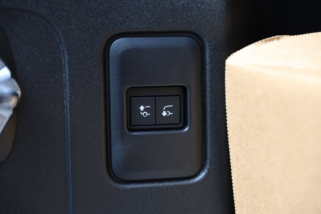 New 2026 Land Rover Defender 110 OCTA AWD/4WD image 8