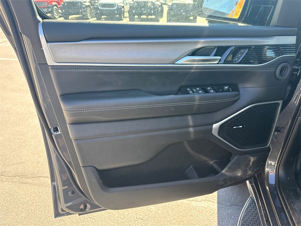 New 2026 Jeep Grand Wagoneer 4WD w/ Premium Group I image 8