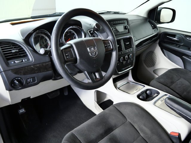 Used 2016 Dodge Grand Caravan SXT FWD image 3