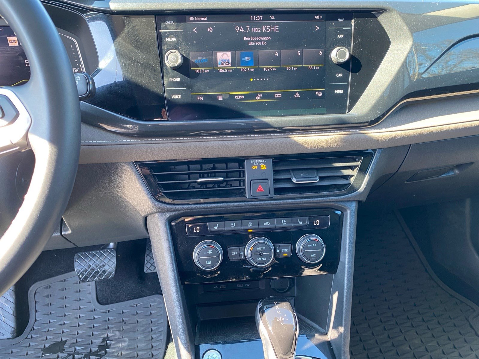 Used 2022 Volkswagen Taos SEL w/ Panoramic Sunroof Package image 17