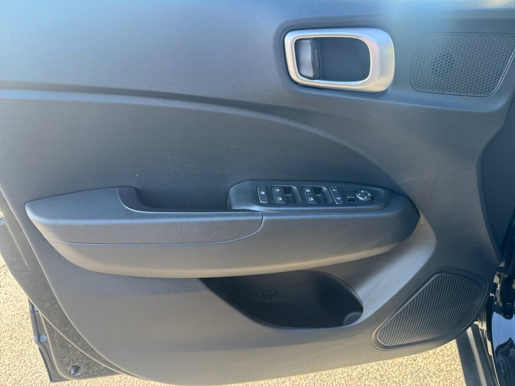 Used 2023 Hyundai Venue SEL image 19