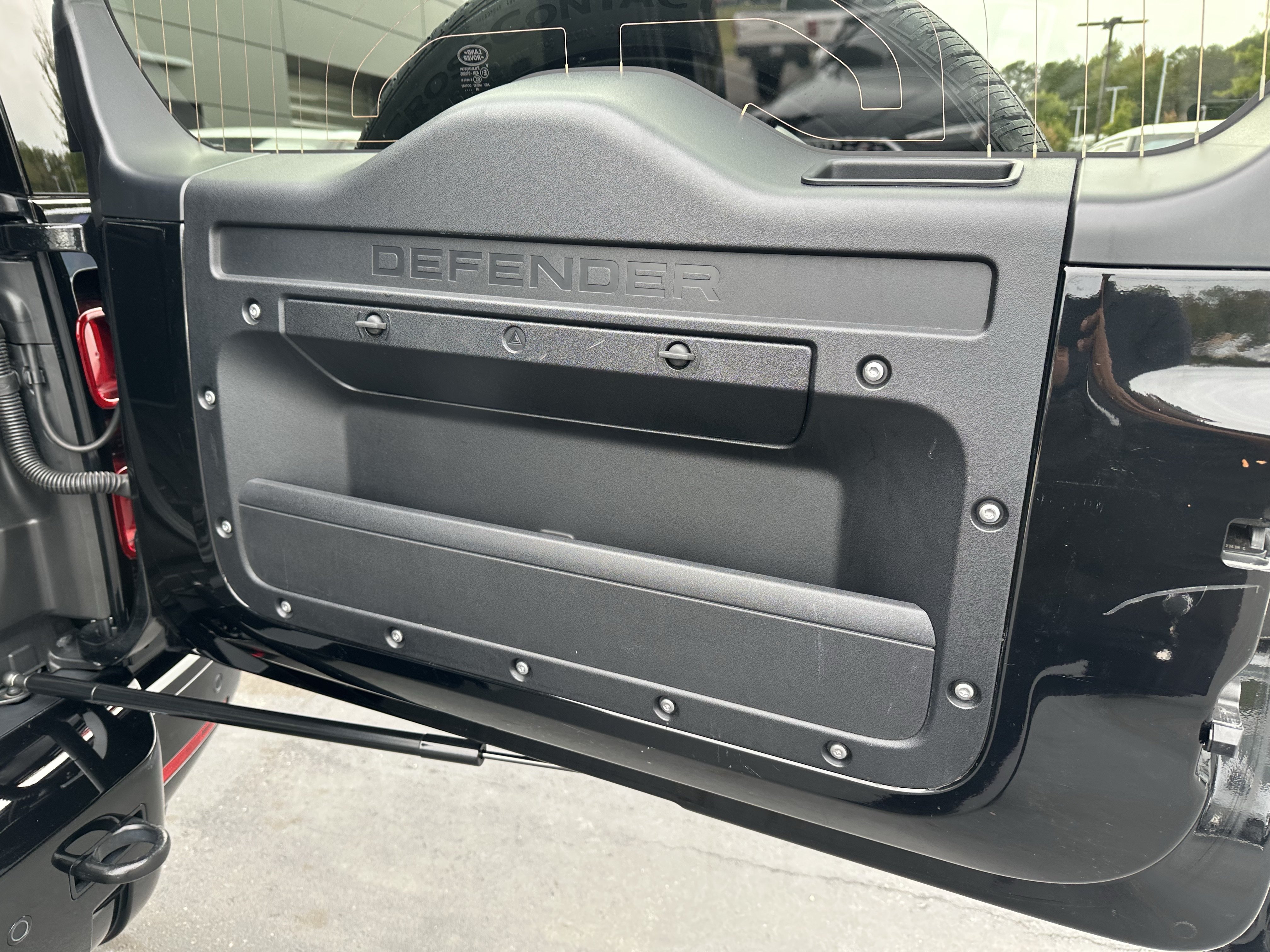 Certified 2024 Land Rover Defender 110 X-Dynamic SE AWD/4WD image 38