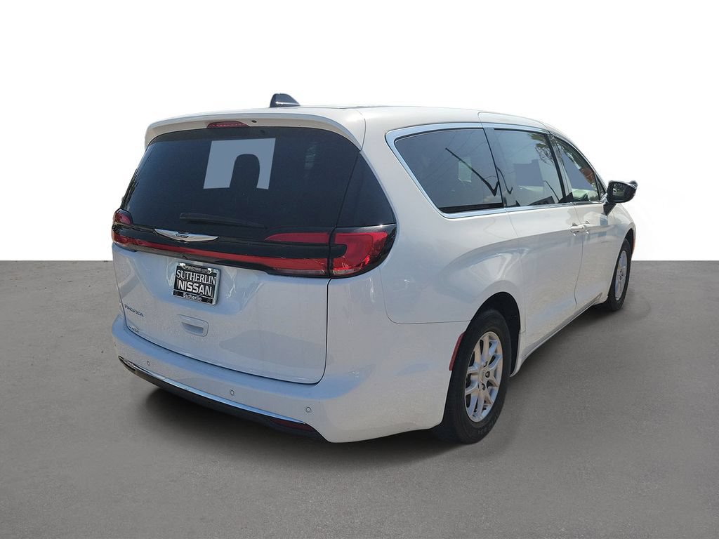 Used 2024 Chrysler Pacifica Touring FWD image 3