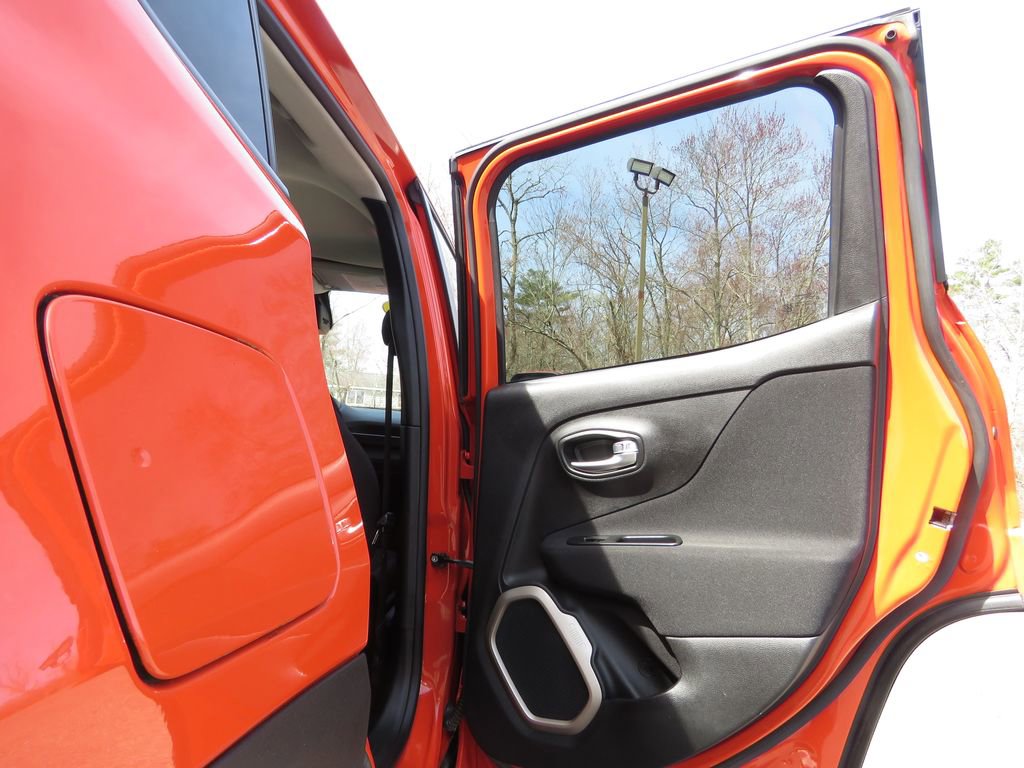 Used 2017 Jeep Renegade Latitude w/ Popular Equipment Group image 15