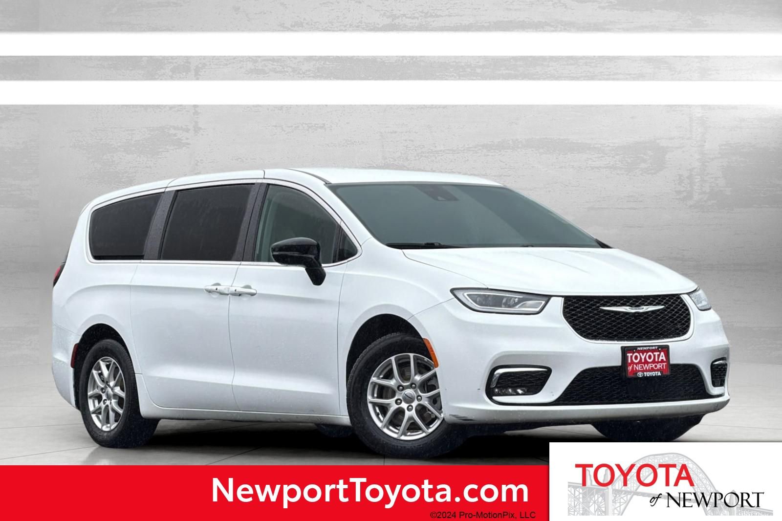 Used 2024 Chrysler Pacifica Touring-L image 1