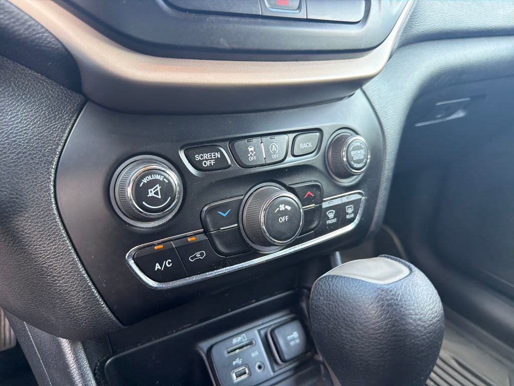 Used 2017 Jeep Cherokee Latitude w/ Trailer Tow Group FWD image 35