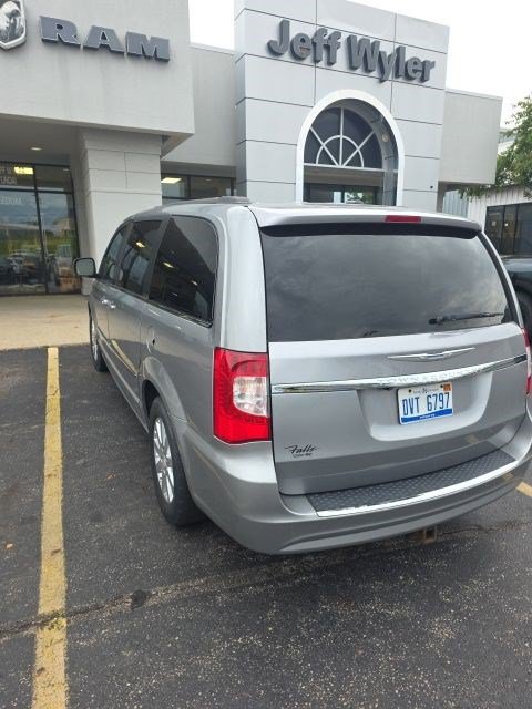 Used 2015 Chrysler Town & Country Touring FWD image 3