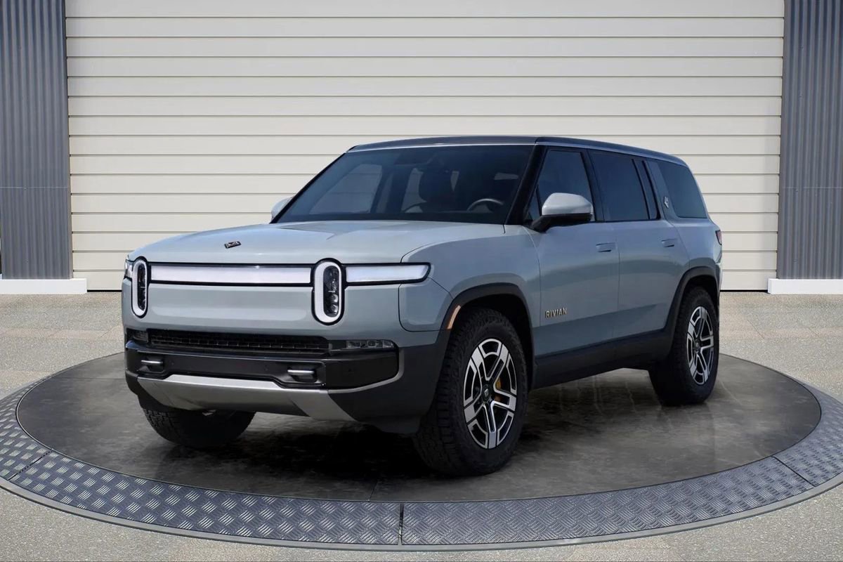 Used 2023 Rivian R1S Adventure image 3