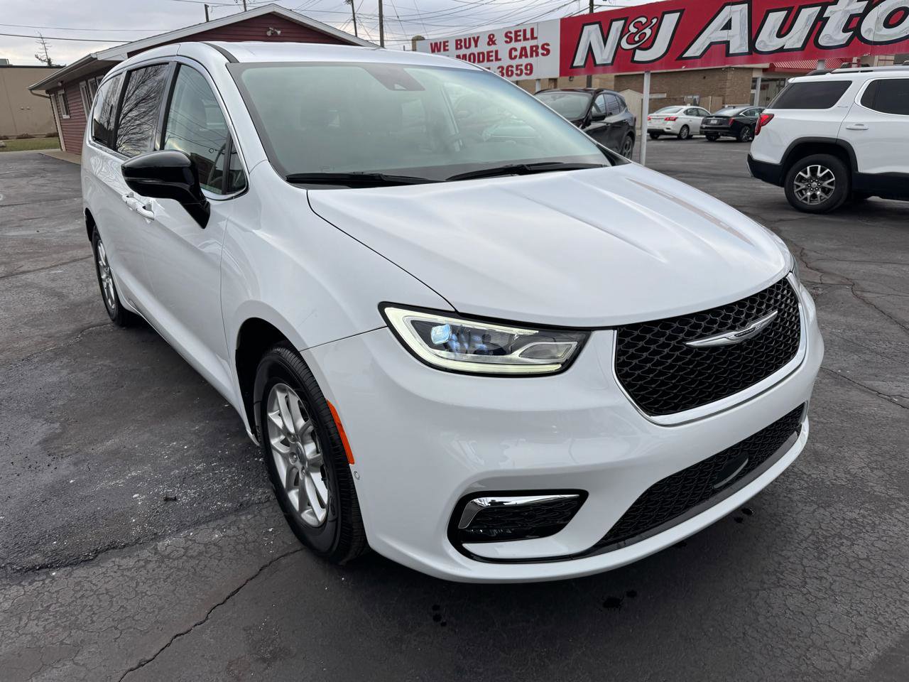 Used 2024 Chrysler Pacifica Touring-L image 3