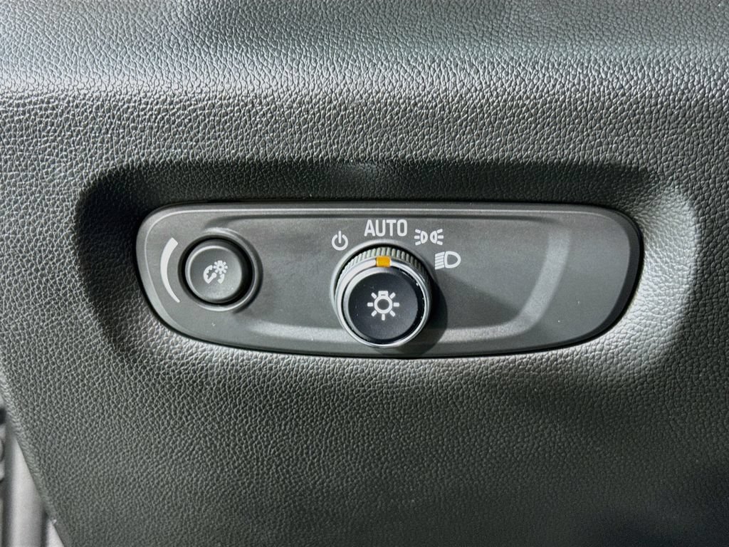 Used 2022 Chevrolet Traverse LT FWD image 19