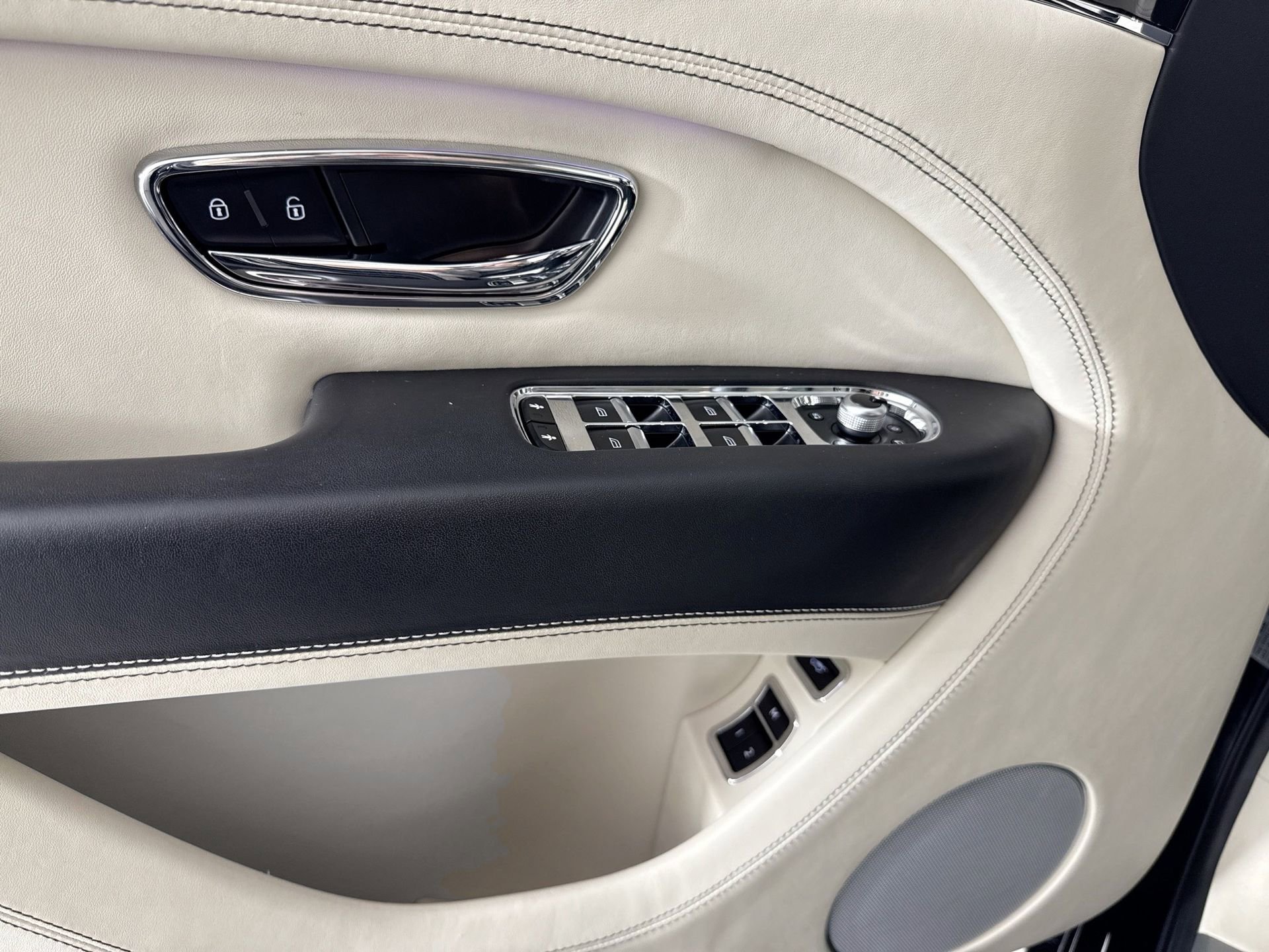 Used 2021 Bentley Bentayga AWD/4WD image 16