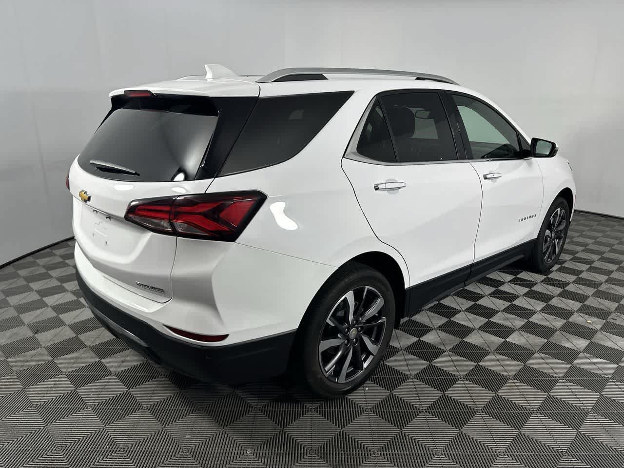 Used 2024 Chevrolet Equinox Premier FWD image 11