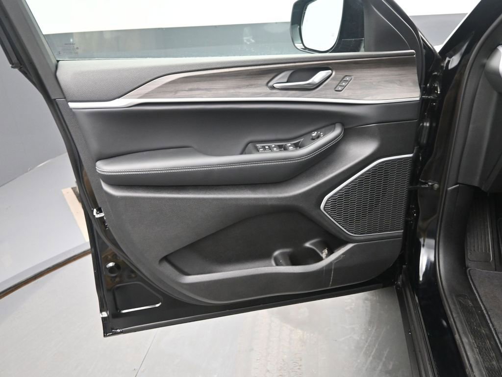 New 2026 Jeep Grand Cherokee Limited image 12