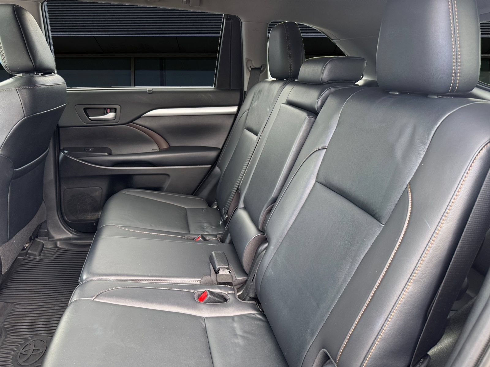 Used 2019 Toyota Highlander XLE AWD/4WD image 16