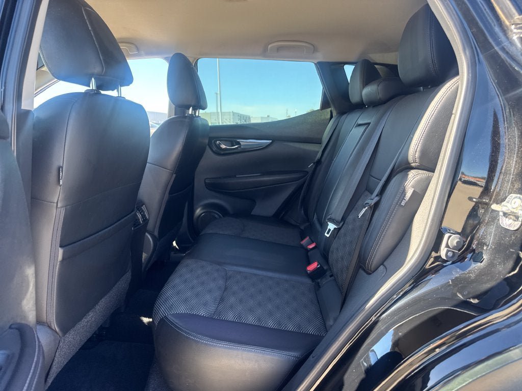 Used 2022 Nissan Rogue Sport SV w/ Technology Package FWD image 15