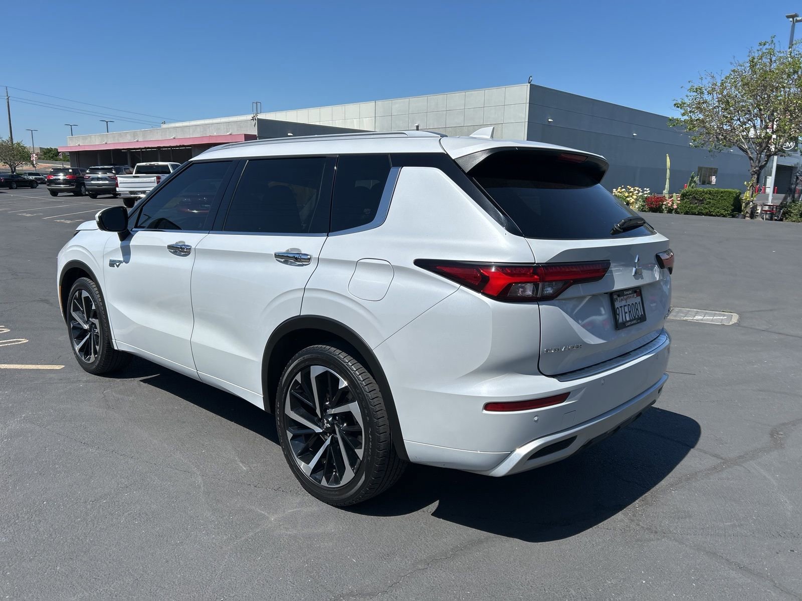 Used 2025 Mitsubishi Outlander SEL image 3