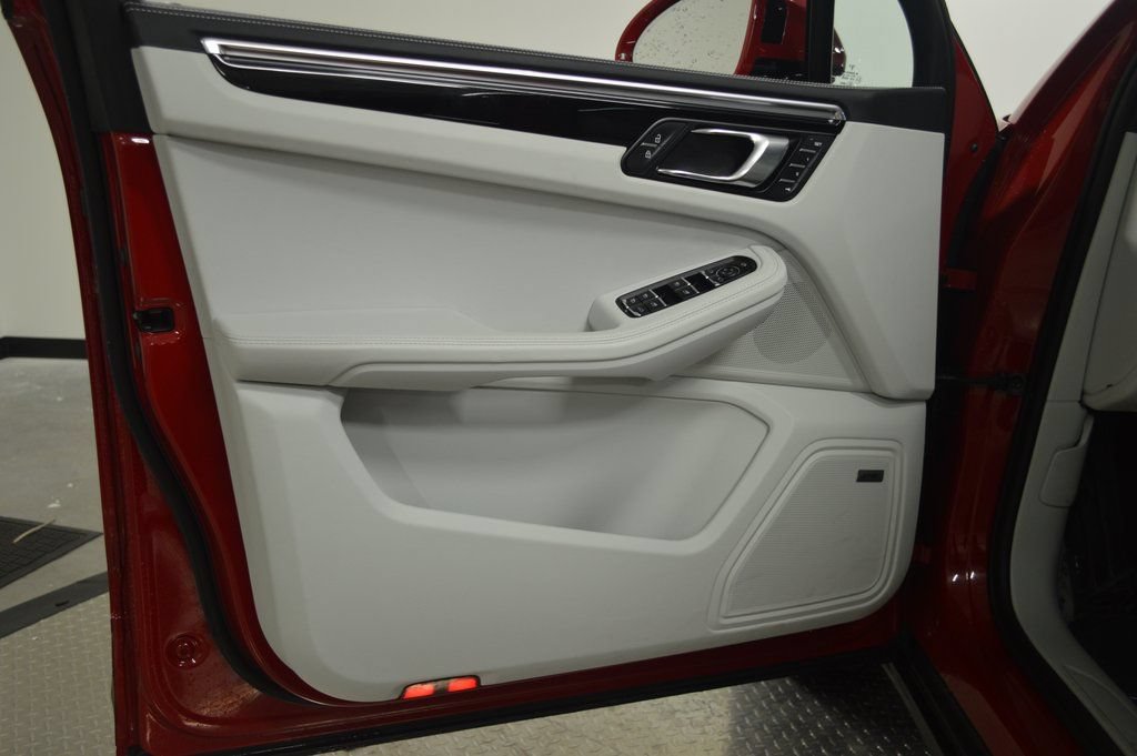 Certified 2025 Porsche Macan AWD/4WD image 17