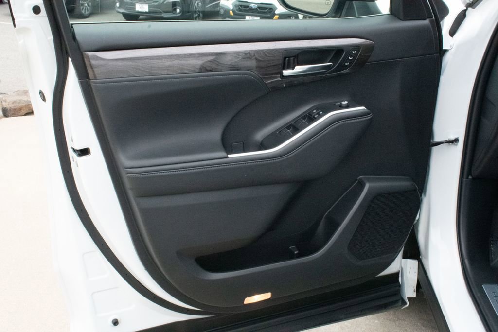 Used 2024 Toyota Highlander Limited image 17