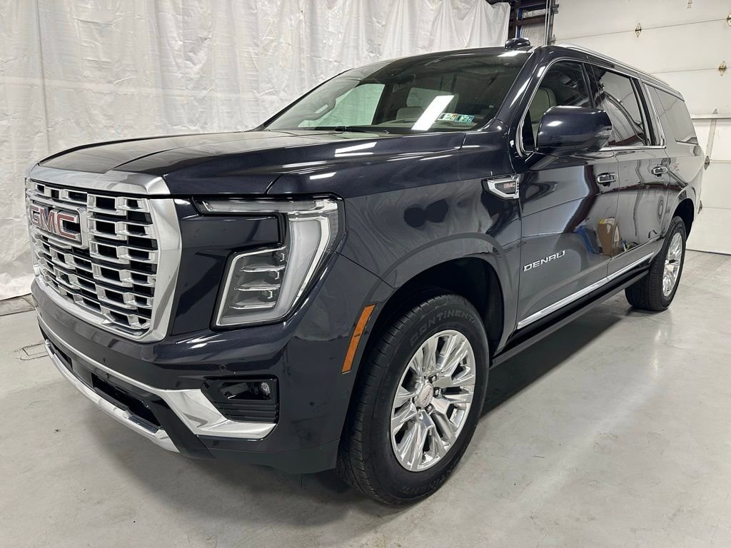 Used 2025 GMC Yukon XL Denali w/ Sun & Power Step Package AWD/4WD image 3