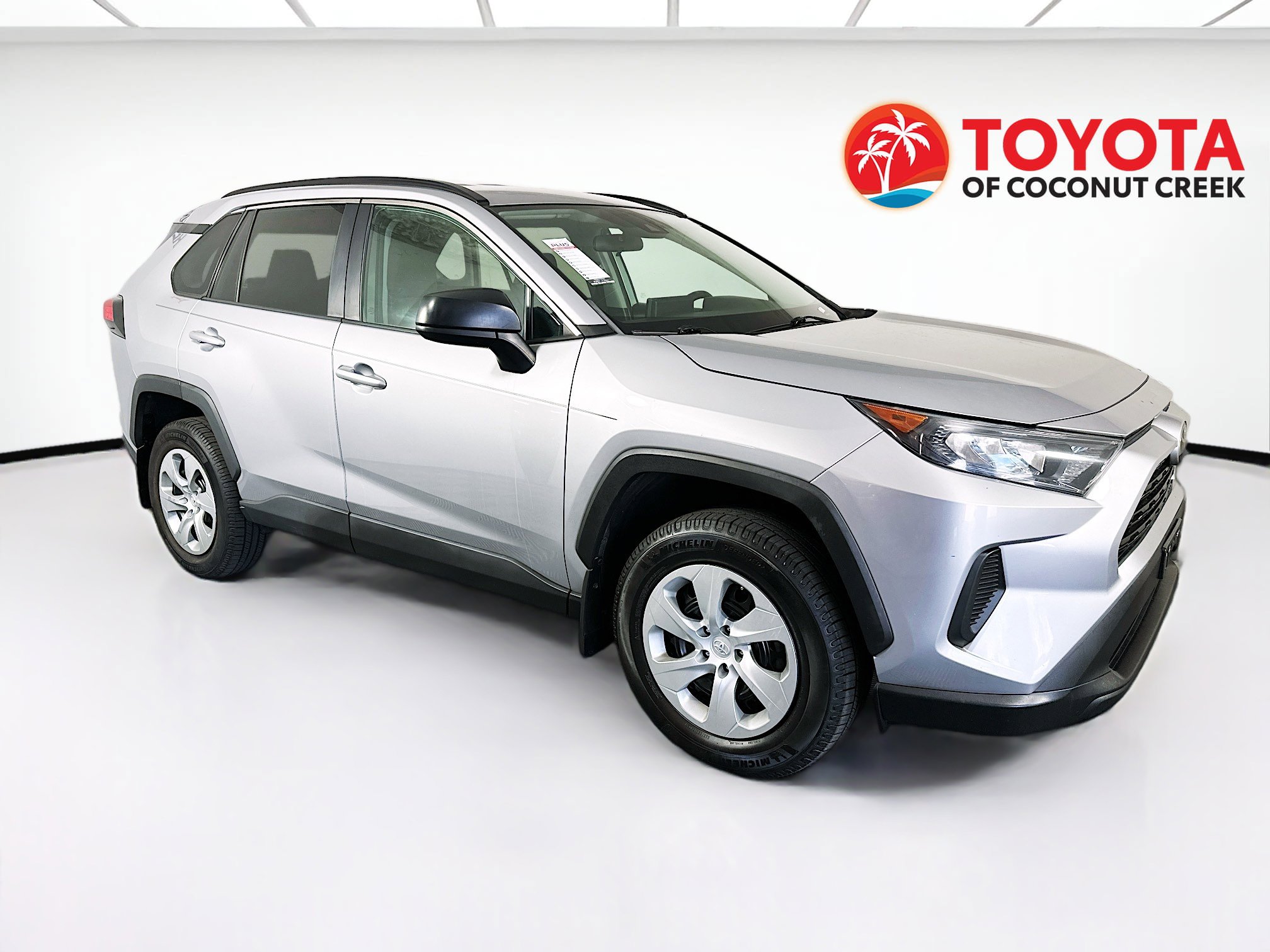 Used 2021 Toyota RAV4 LE image 1