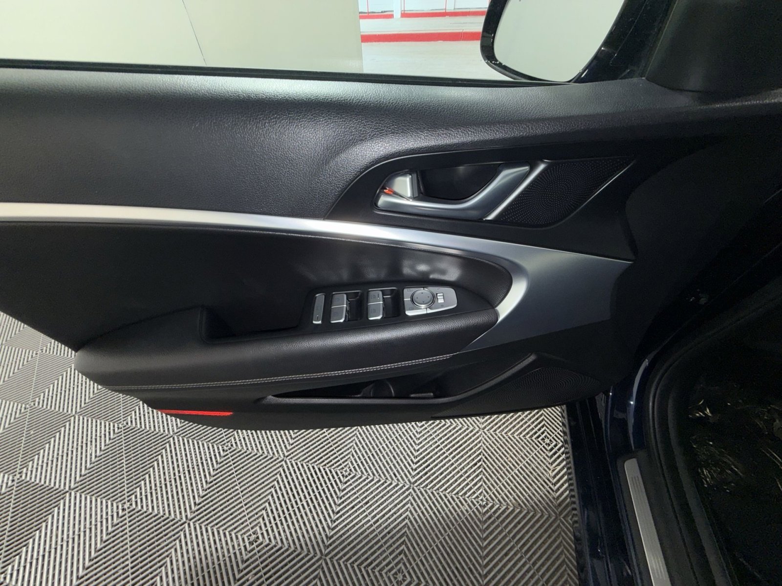 Used 2023 Genesis G70 2.0T image 15