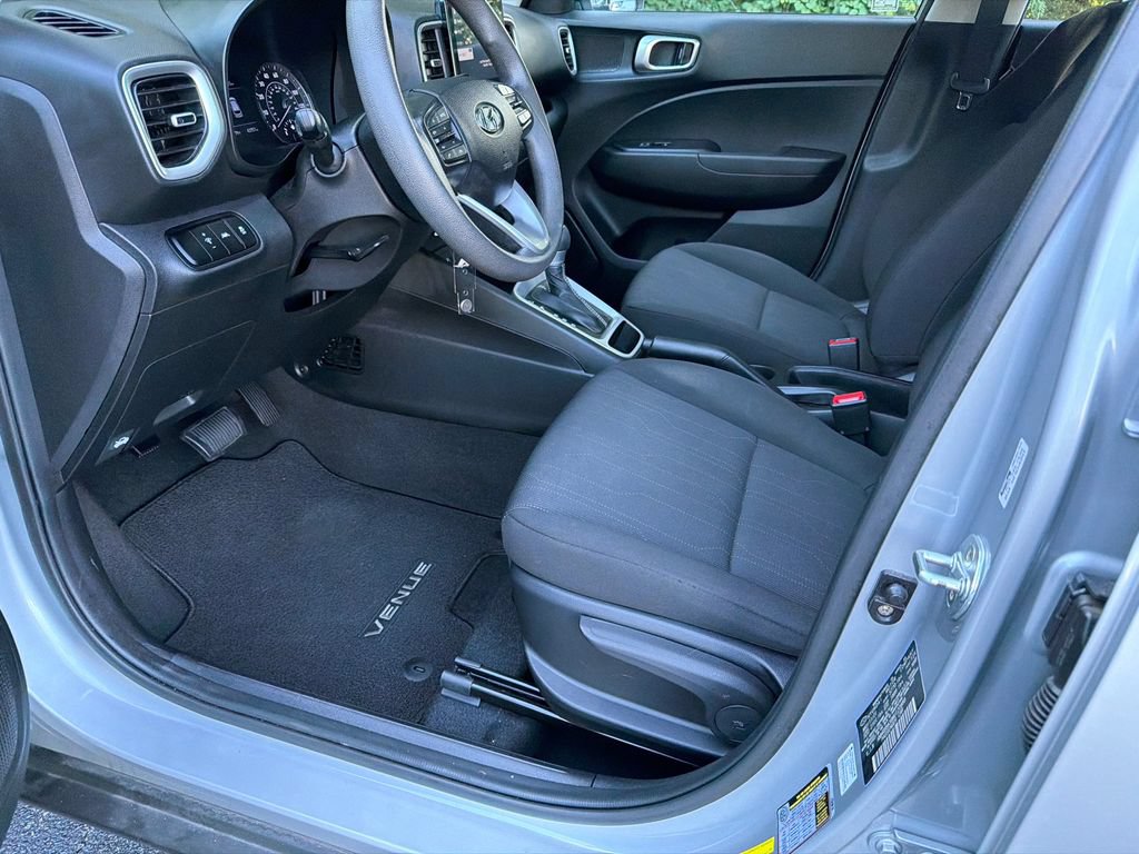 Used 2021 Hyundai Venue SE FWD image 9