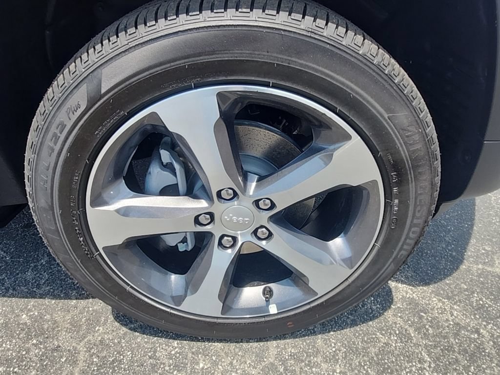 New 2026 Jeep Grand Cherokee Limited w/ Luxury Tech Group II RWD image 36