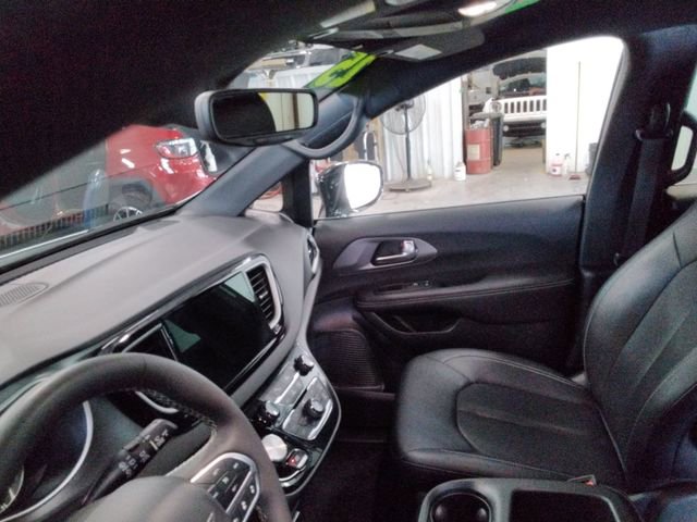 Used 2025 Chrysler Pacifica Select image 24
