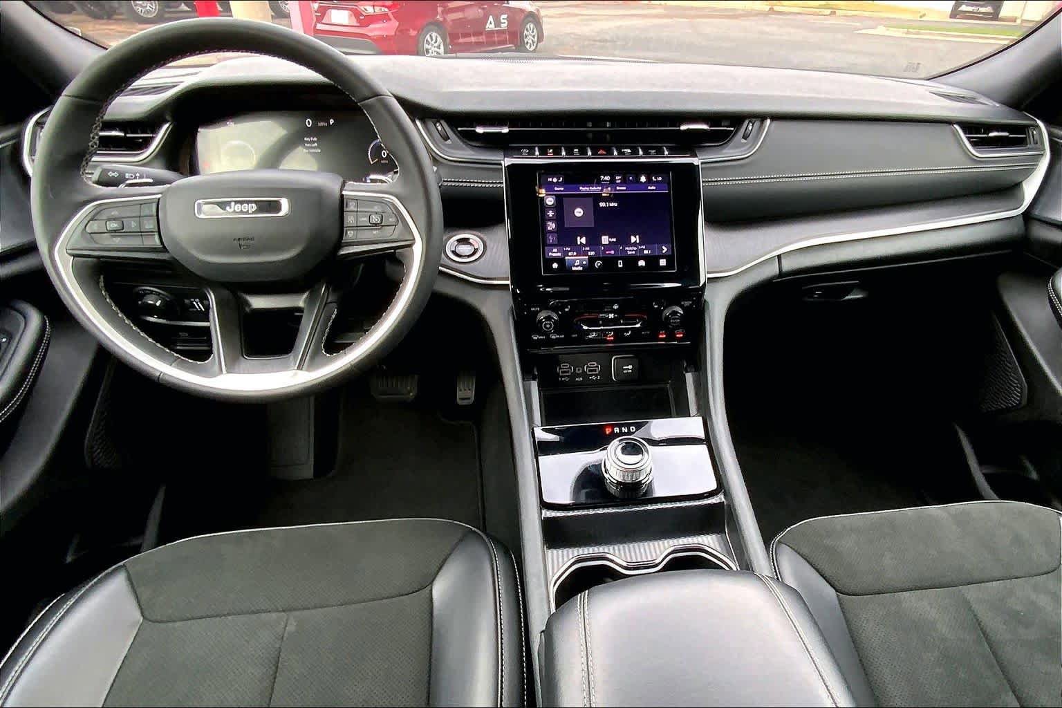 Used 2025 Jeep Grand Cherokee Altitude AWD/4WD image 16