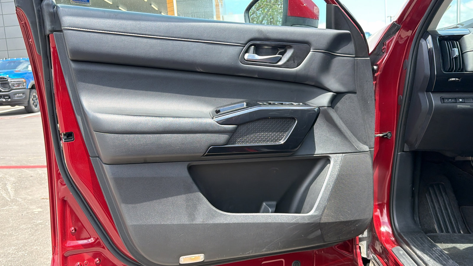 Used 2022 Nissan Pathfinder SV w/ SV Black Package FWD image 9
