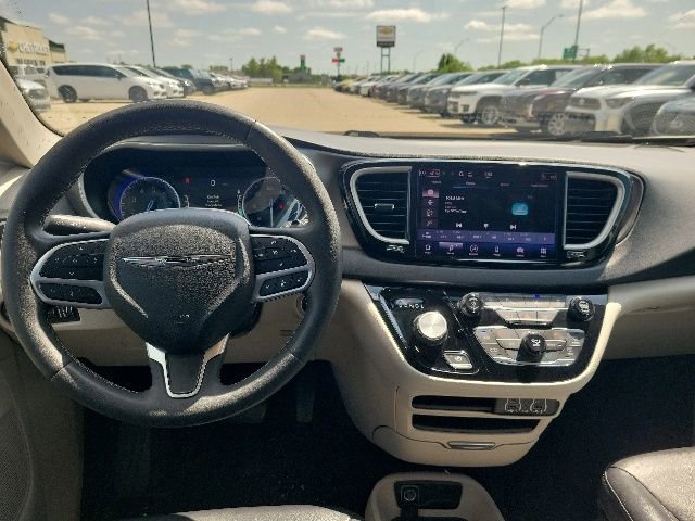 Used 2023 Chrysler Pacifica Touring-L FWD image 3