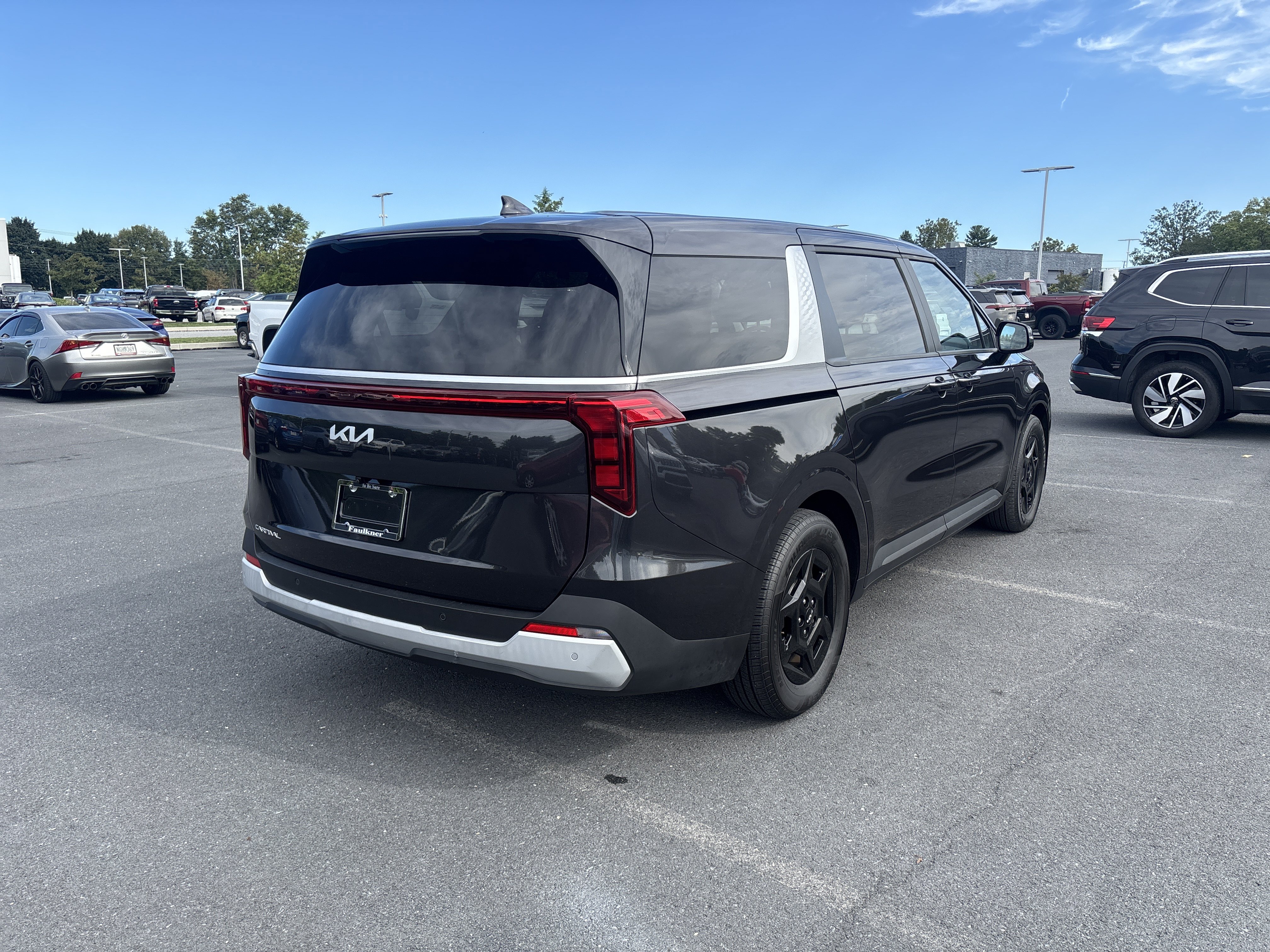 Used 2025 Kia Carnival FWD image 23