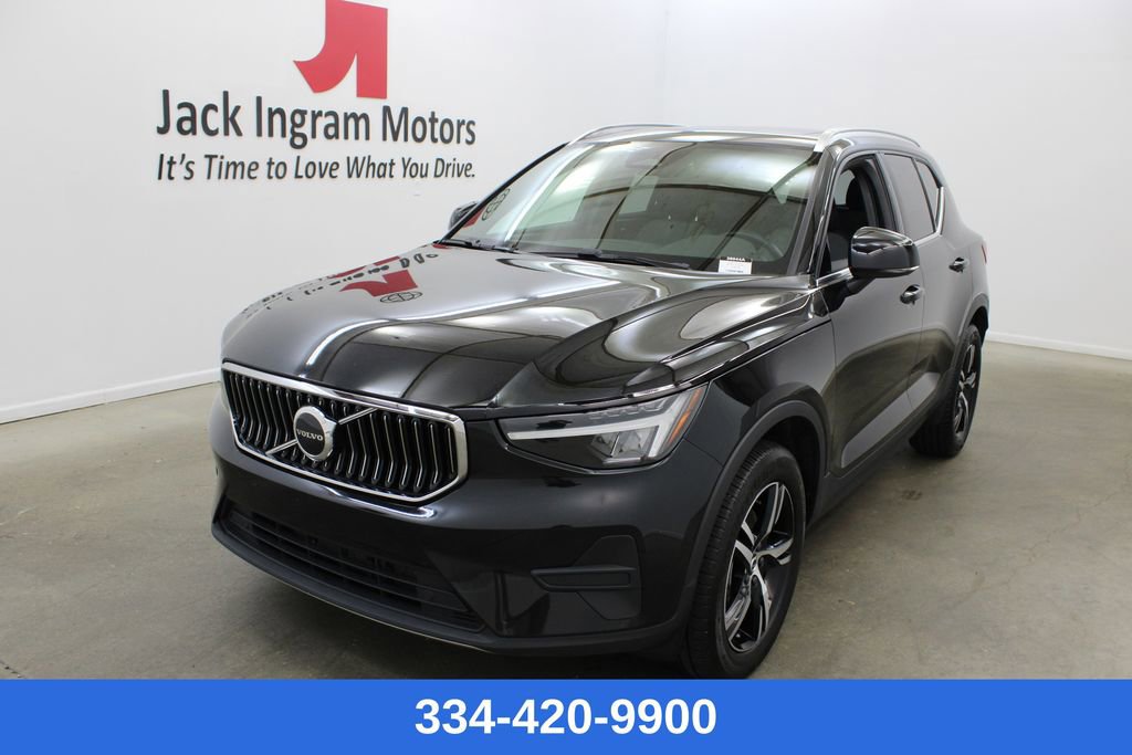 Used 2025 Volvo XC40 B5 Core AWD/4WD image 1