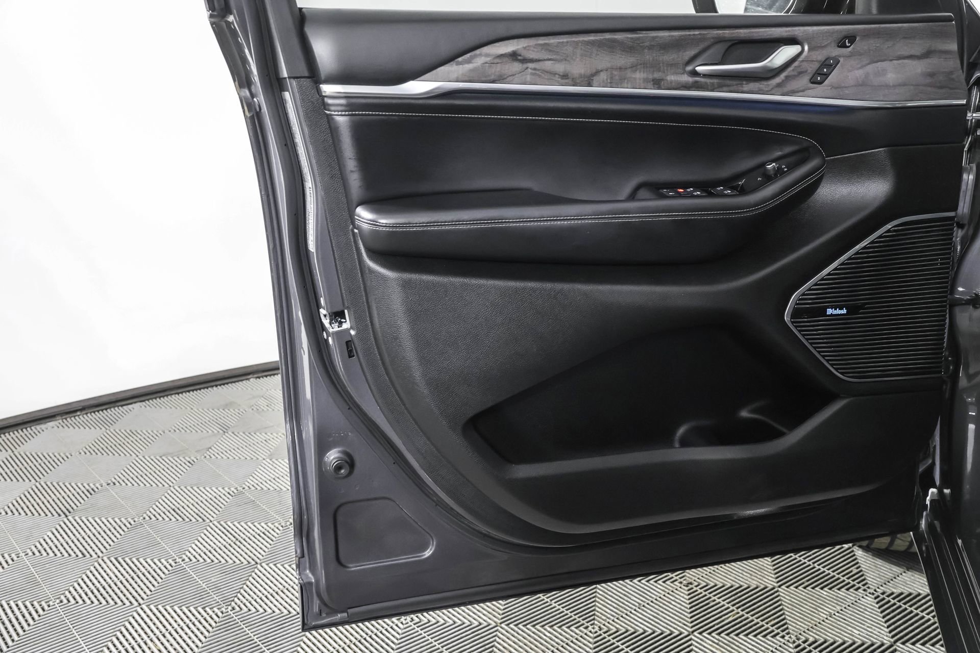 Used 2022 Jeep Grand Cherokee Overland w/ Luxury Tech Group IV image 36