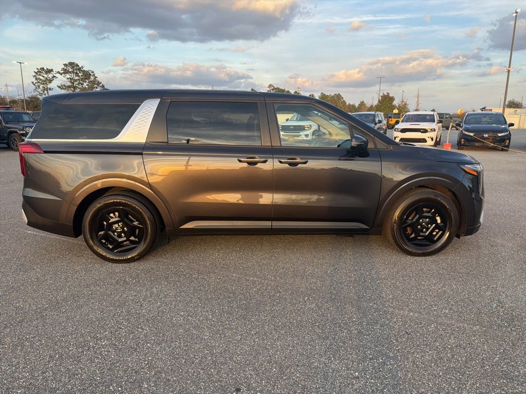 Used 2025 Kia Carnival image 5